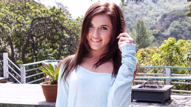 Emma Stoned straight hair scene