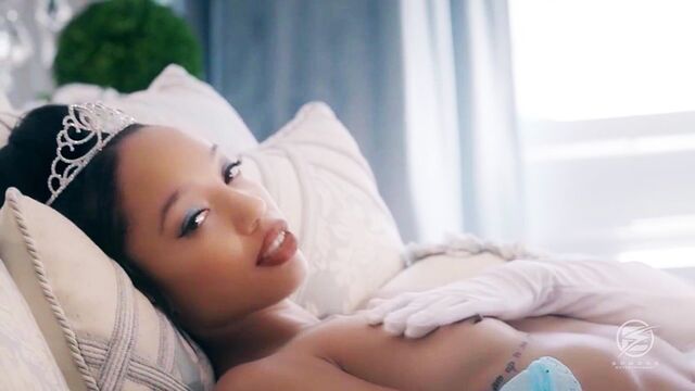 Alexis Tae medium size tits sex