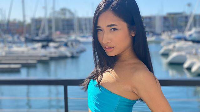 Avery Black cock play bang