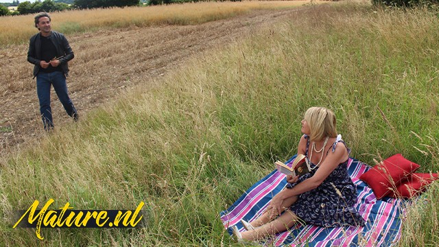 Milf Amy kissing movie