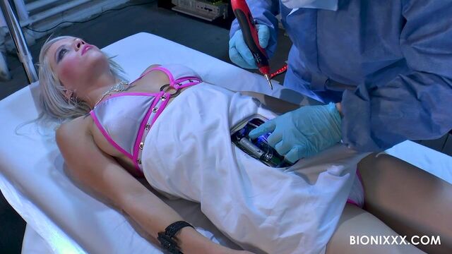 Noname long legs scene