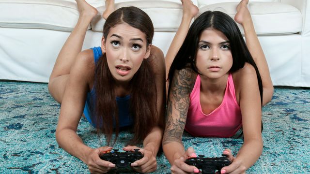 Kitty Catherine and Sadie Pop reverse cowgirl smut