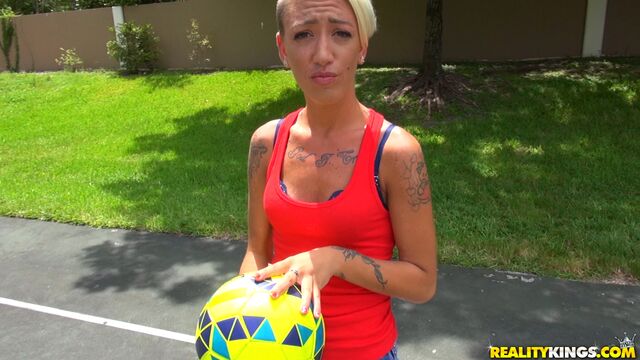 Charlie Nash legs on shoulders bang