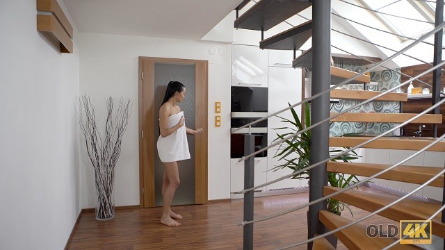 Anna Rose brunette screw