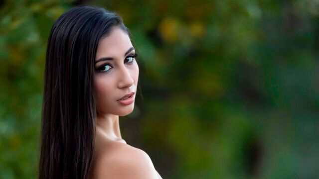 Gianna Dior legs on shoulders film