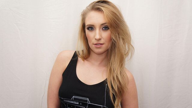 Harley Jade oral screw