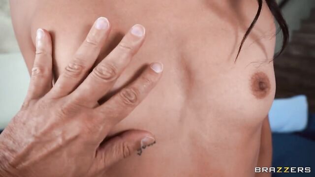 Alexis Tae legs on shoulders bang