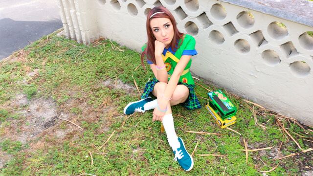 Kiley Jay legs on shoulders movie