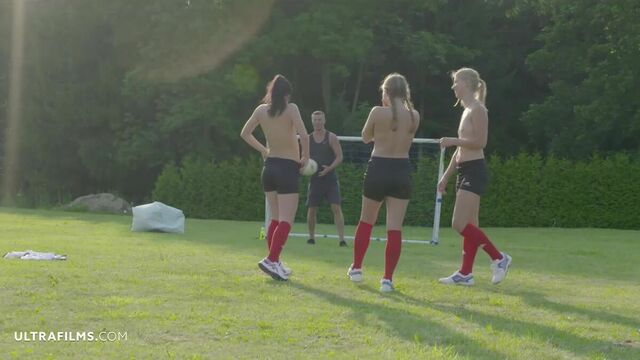 Cassie Fire, Sofi Goldfinger and Violette legs on shoulders screw