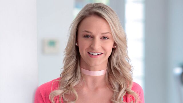 Emma Hix legs on shoulders film