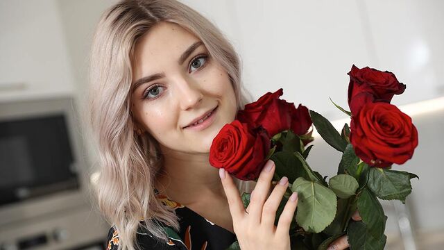 Eva Elfie medium size tits sex