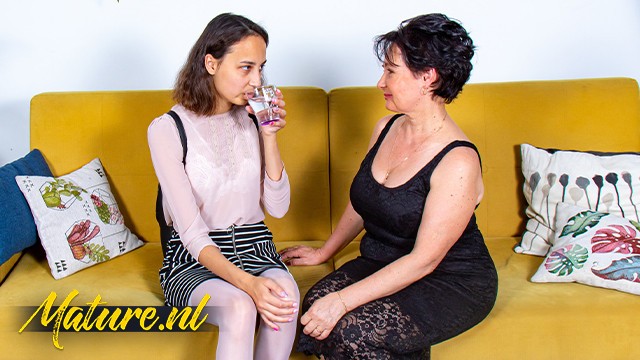 Regina Moonshine lesbian kissing smut