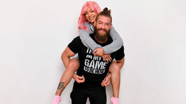 Paisley Paige medium size tits bang