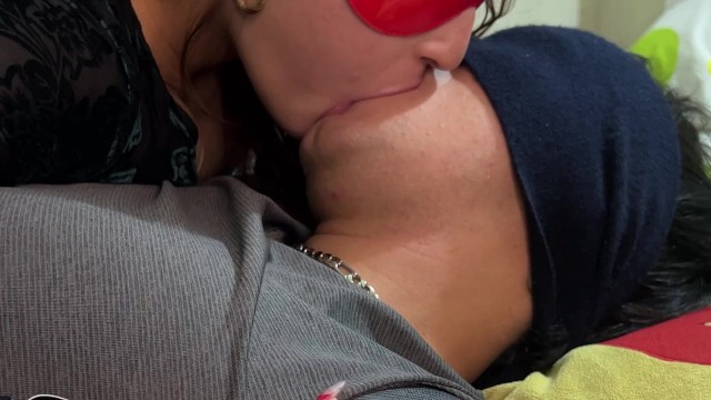 La perra de Lucifer kissing smut