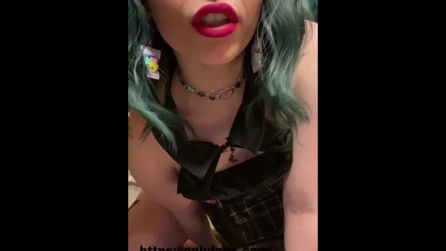 Queenegirlsback brunette smut