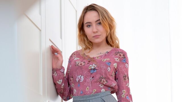 Bella Mur skinny movie