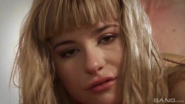 Charlys Bella brown-haired action