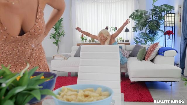 Rachel Starr and Phoenix Marie oral smut