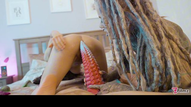 Stacy Bloom and Anuskatzz dildo scene