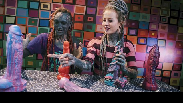 Anuskatzz and Lily Lu toys action