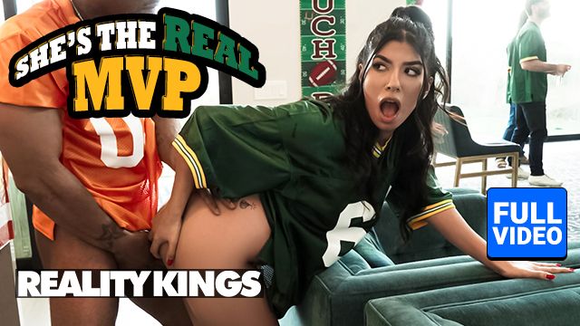 Jasmine Sherni shaved bang