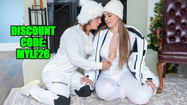 Richelle Ryan, Jessie Rogers, Nicole Aniston and Carmela Clutch amateur bang