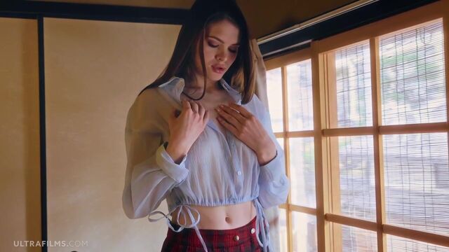 Kinsley White stripping bang