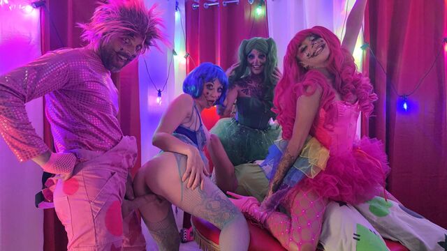 EMOJIZZ, Lily Kink, Yourfavecumslut, Onlyowain and April Paisley threesome smut