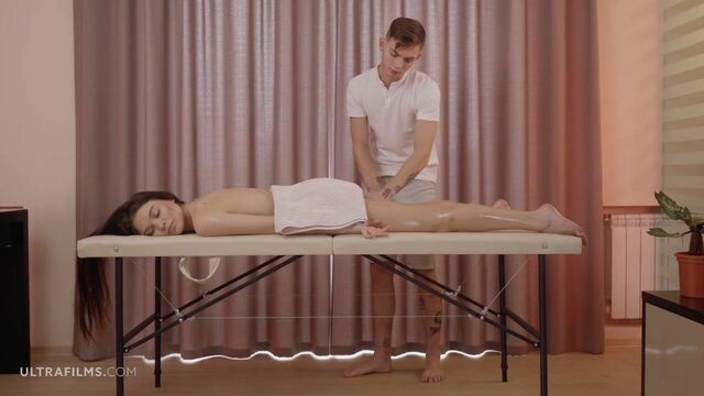 Elizabeth T medium size tits porn